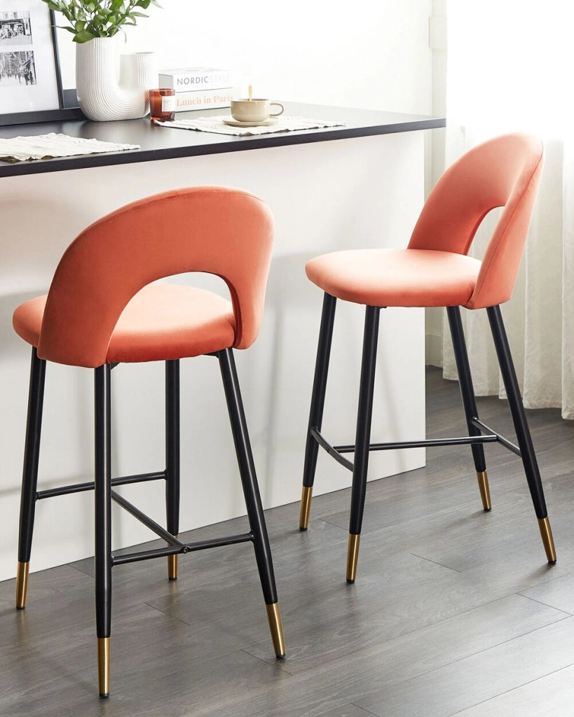 Set di 2 sedie da bar Corallo Rosso Velluto Nero Acciaio Design retrò accenti dorati Sala da pranzo