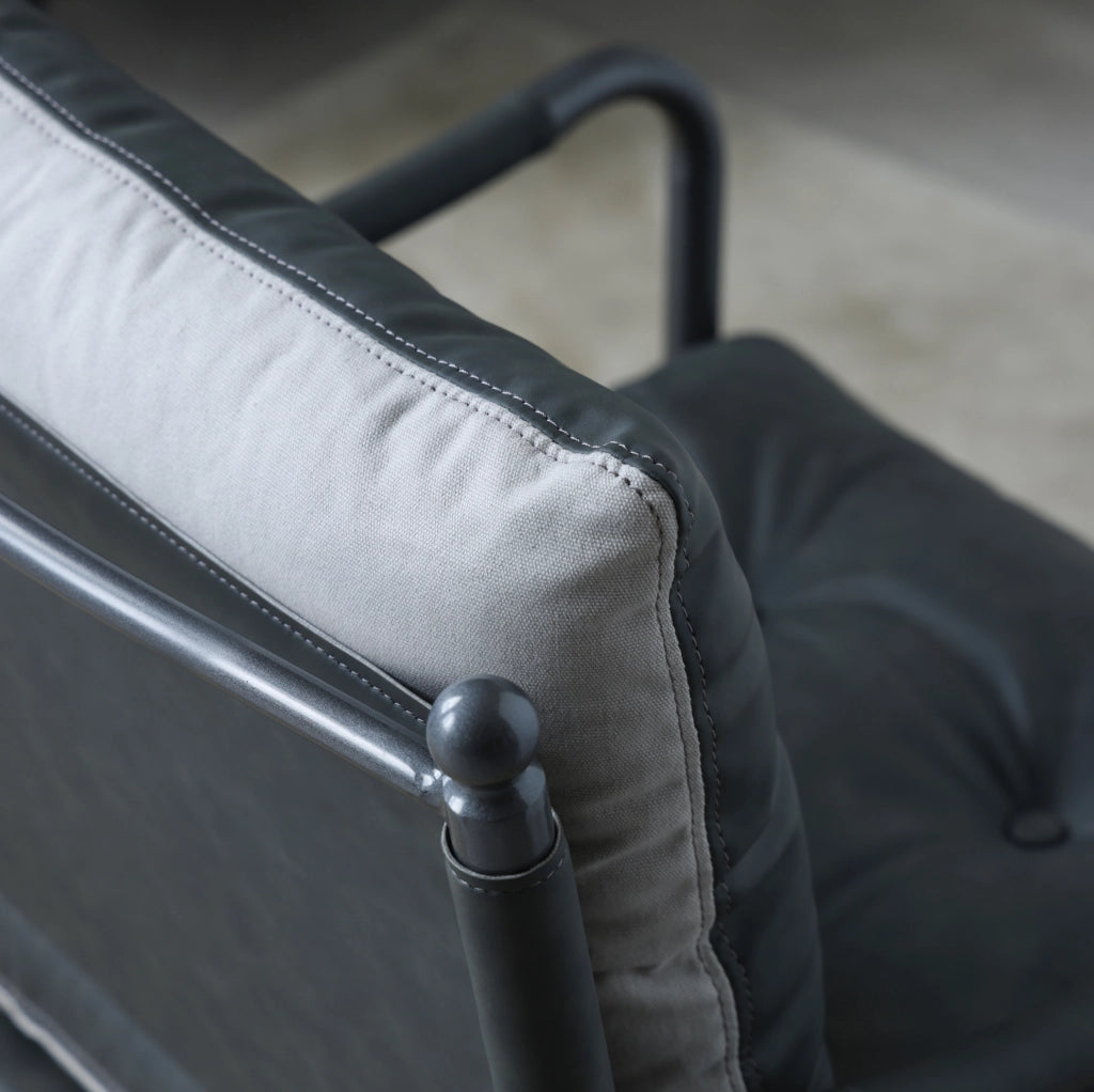 Poltrona accent in pelle PU nera con struttura in metallo; stile Mid Century Modern