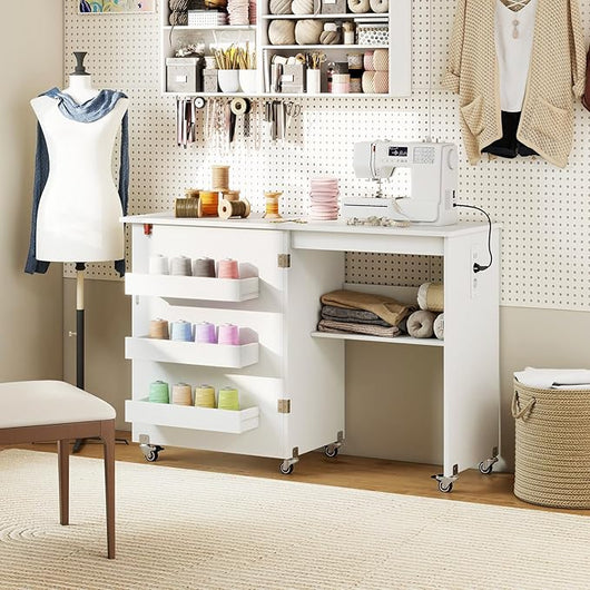 Mobile per Macchina da Cucire Pieghevole, Tavolo da Cucito con Stazione di Ricarica, Ruote Bloccabili, Ripiano e Contenitori (Bianco, 116 x 41 x 78 cm)