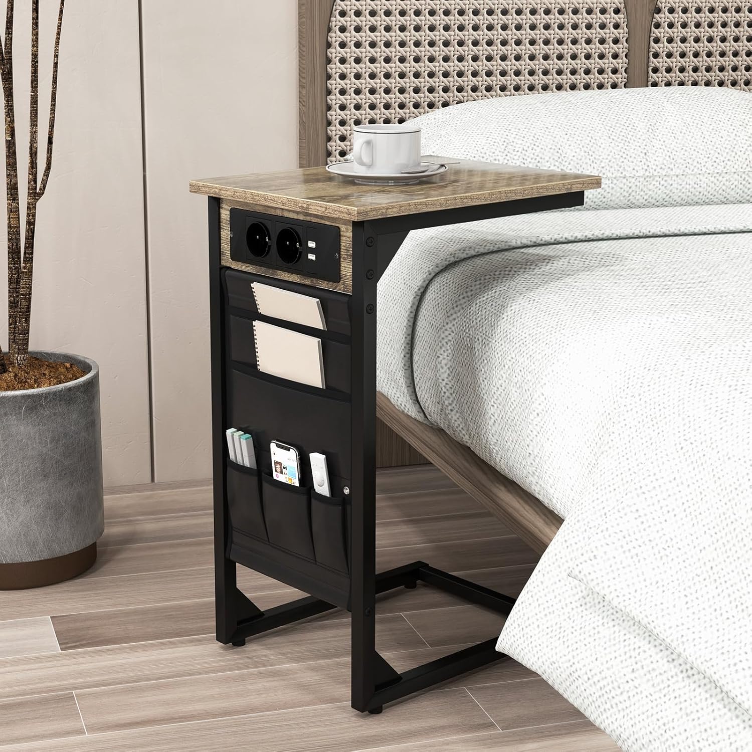 Set di 2 Tavolini a Forma di C, Tavolino da Divano e Letto in Metallo con 2 Prese Elettriche, 2 Porte USB e Tasca Laterale, Comodino per Piccoli Spazi, Salotto e Camera da Letto