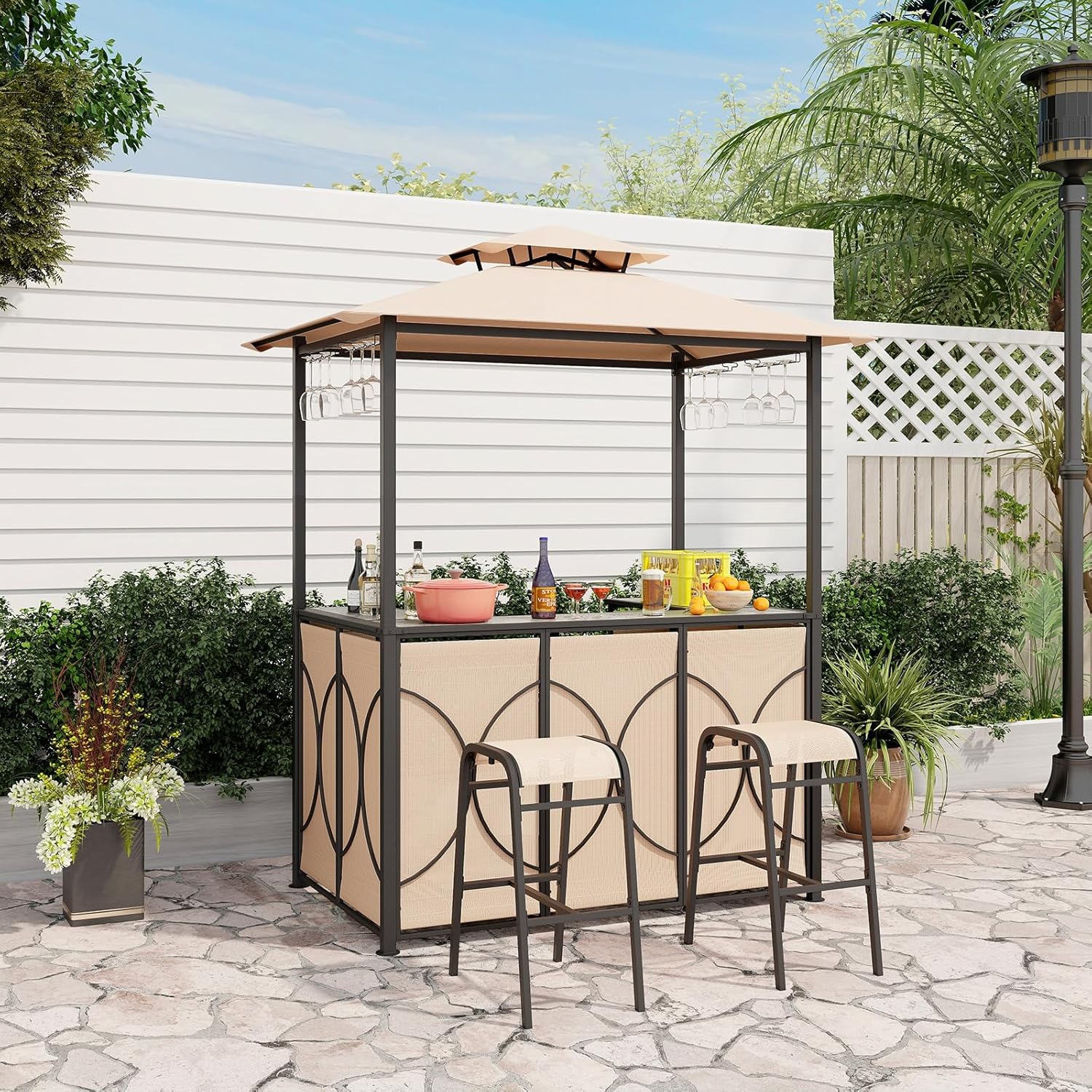 Set Bar da Patio a 3 Pezzi, Gazebo per Griglia e 2 Sgabelli da Bar con Tavolo in Vetro Temperato, Ripiani in Metallo, Portabicchieri, per Giardino Cortile e Spiaggia (Marrone)