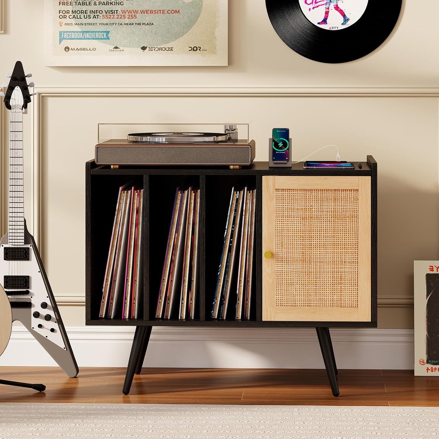 Supporto per Giradischi con Stazione di Ricarica, Credenza per Giradischi con Armadietto di Rattan, Mensole Regolabile, per 220 Album, Mobile Cucina Salvaspazio per Vinile (Nero)