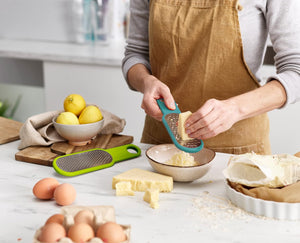 Joseph Joseph Duo Set di grattugie da cucina, 2 pezzi, grattugia formaggio e verdura, gratta limoni e agrumi manuale, fori larghi e fini, azzurro/verde