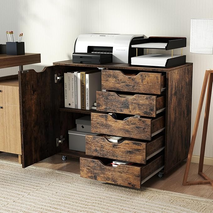 Mobiletto con 5 Cassetti e Anta, Cassettiera per Documenti con 5 Ruote e Ripiano Regolabile, per Soggiorno, Ufficio e Cucina, 79 x 40 x 65 cm (Marrone)