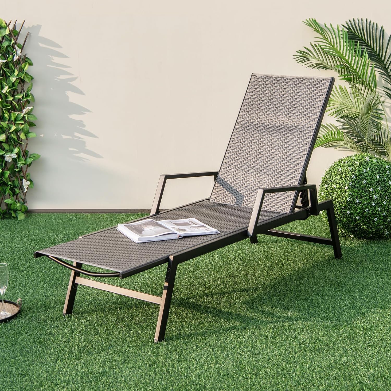 Lettino Prendisole in Rattan per Esterni, Sedia a Sdraio con Braccioli e Schienale Regolabile a 5 Posizioni, Telaio Metallico Robusto, Portico, Cortile, Giardino, Portata 150 kg