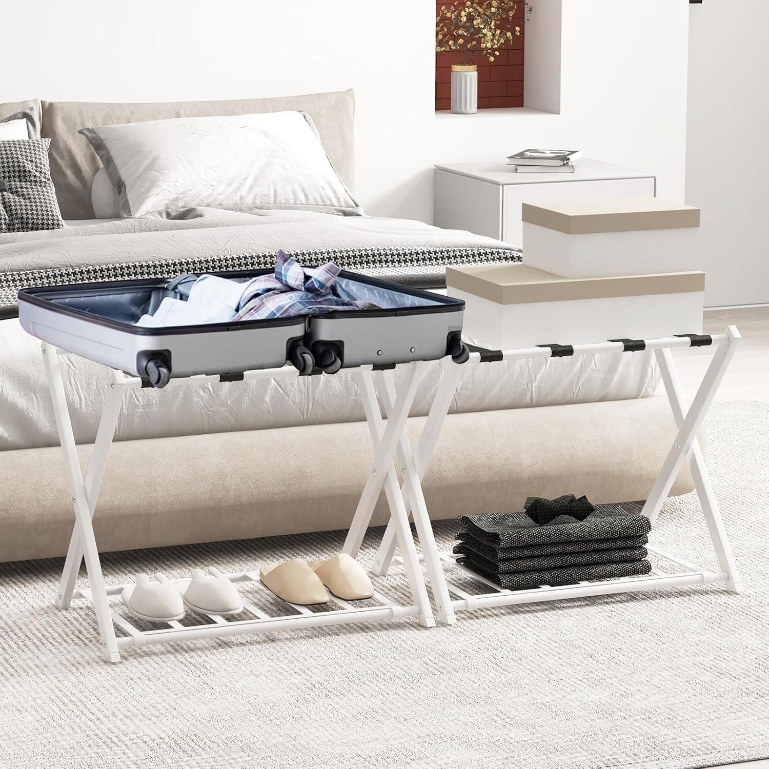 Portavaligie Pieghevole, Porta Valigie Poggia Bagaglio a 2 Ripiani, Cavalletto da Valigie, per Hotel e Viaggio, in Metallo, 68 x 43 x 56 cm (Bianco 2)
