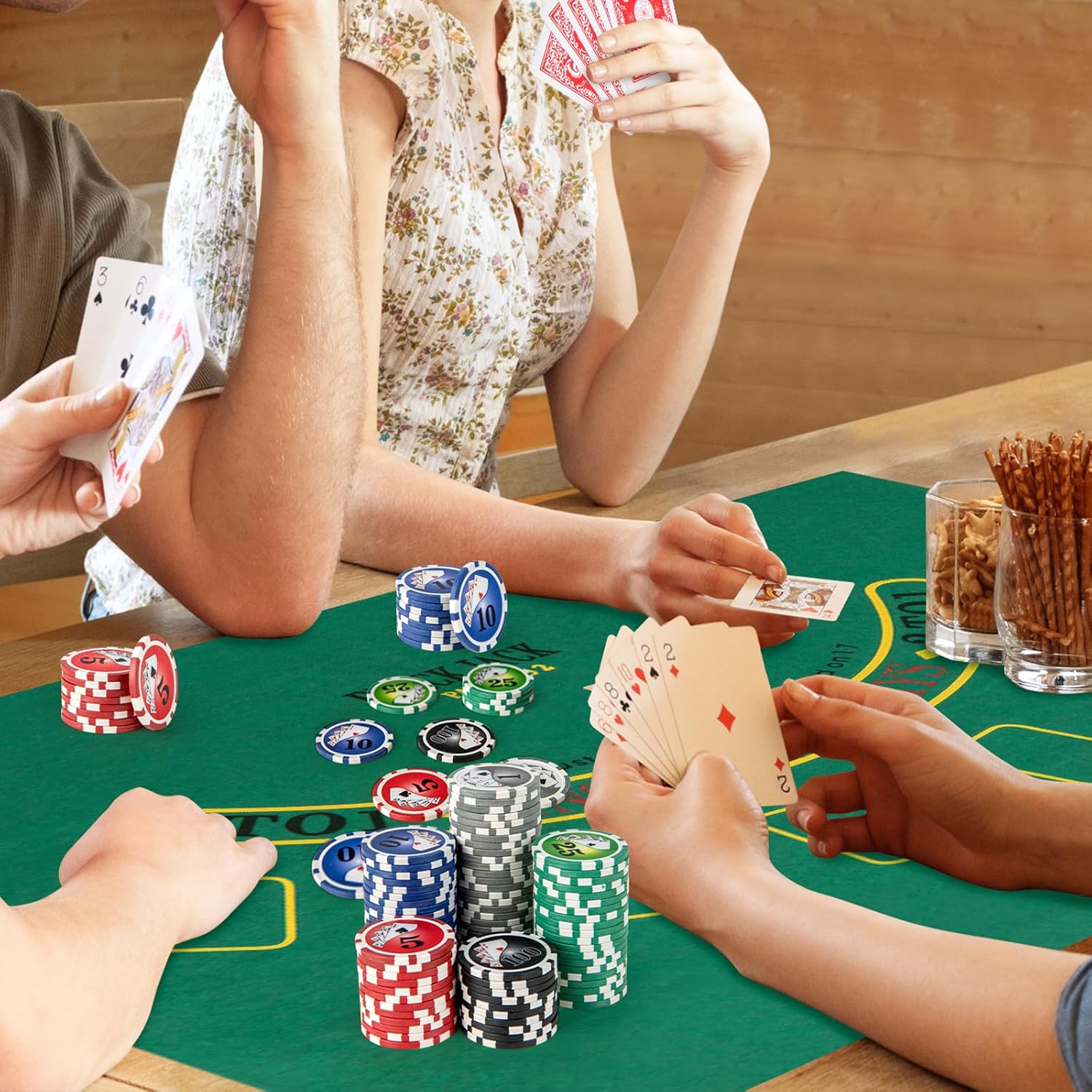 Set da Poker Completo con 300 Finches e 2 Mazzi di Poker, Valigetta in Alluminio a 2 Chiavi con Tappetino e Bottone Dealer, Fish Poker per Texas Holdem e Blackjack