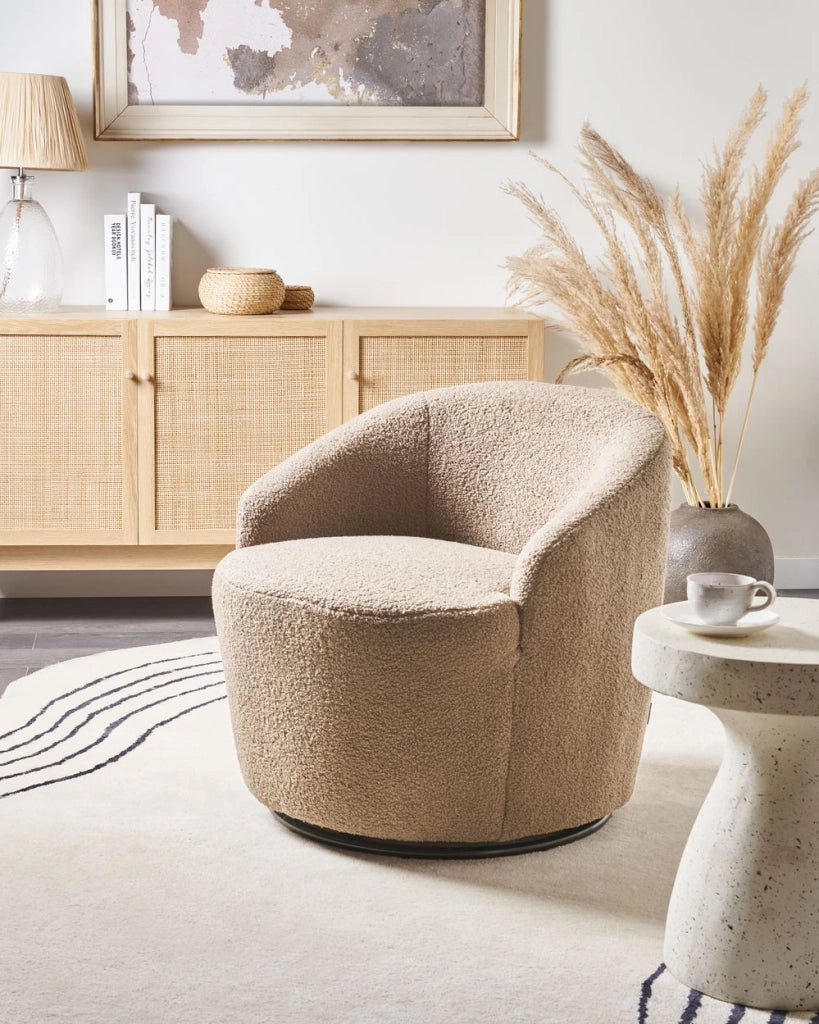 Poltrona con schienale curvo in tessuto bouclé tortora base girevole 360° Art Deco dorato