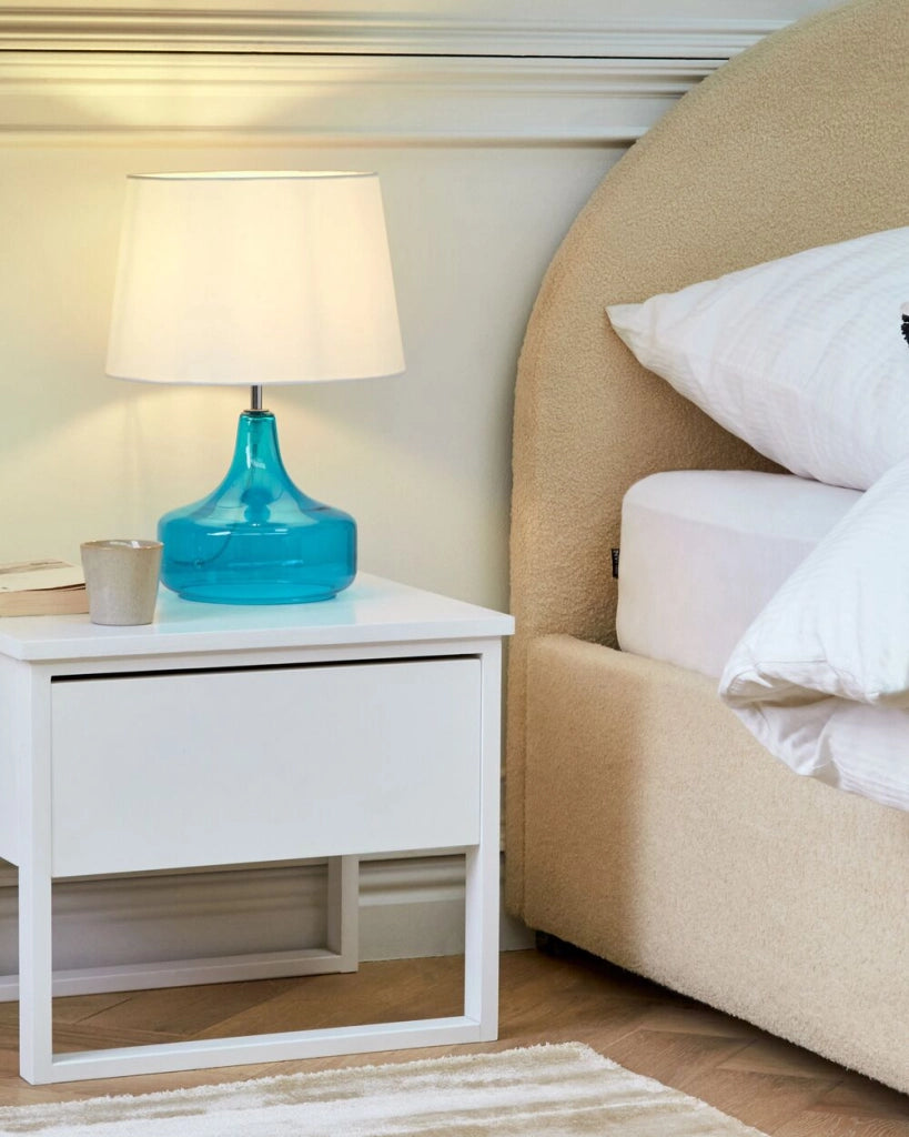 Lampada da Tavolo Turchese e Bianco con Base in Vetro Trasparente Paralume Tamburo in Poliestere Design Moderno