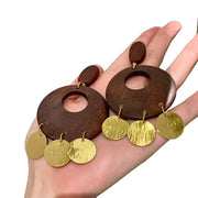Orecchini vintage rotondi in legno traforato con nappe a disco in metallo spazzolato