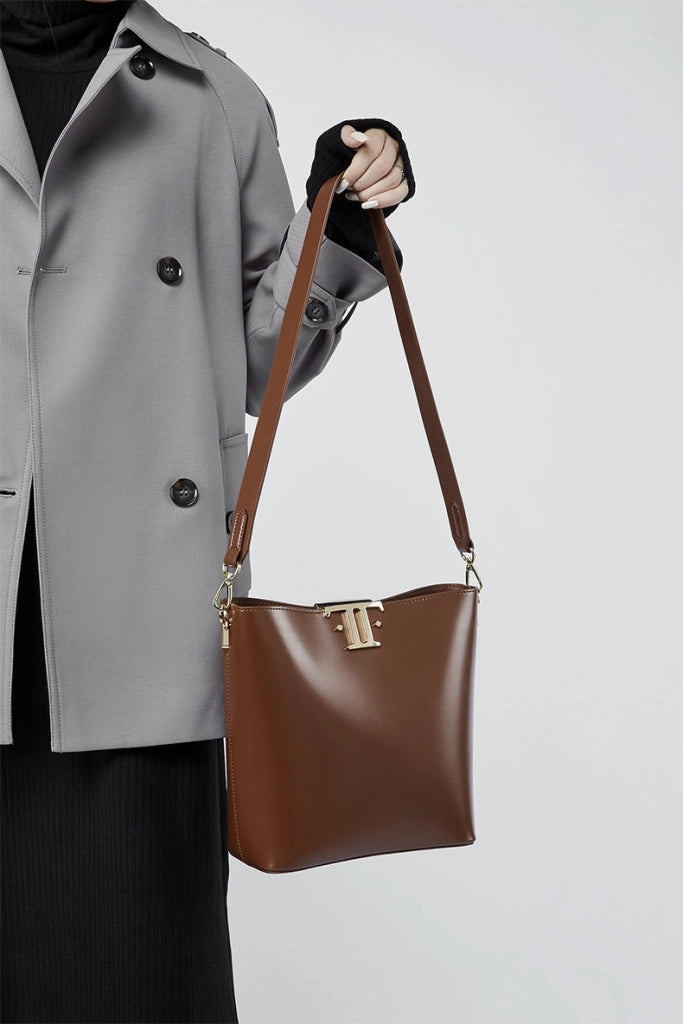 Borsa a tracolla da donna in vera pelle, colore marrone.