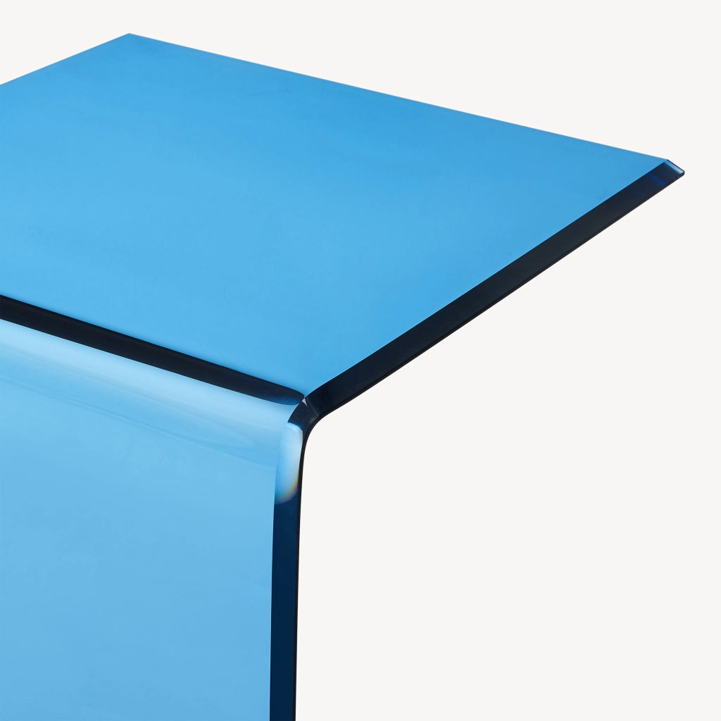 Tavolino Laterale Trölmapilu a Forma di C in Vetro 60 x 40 x 40 cm - Blu [en.casa]