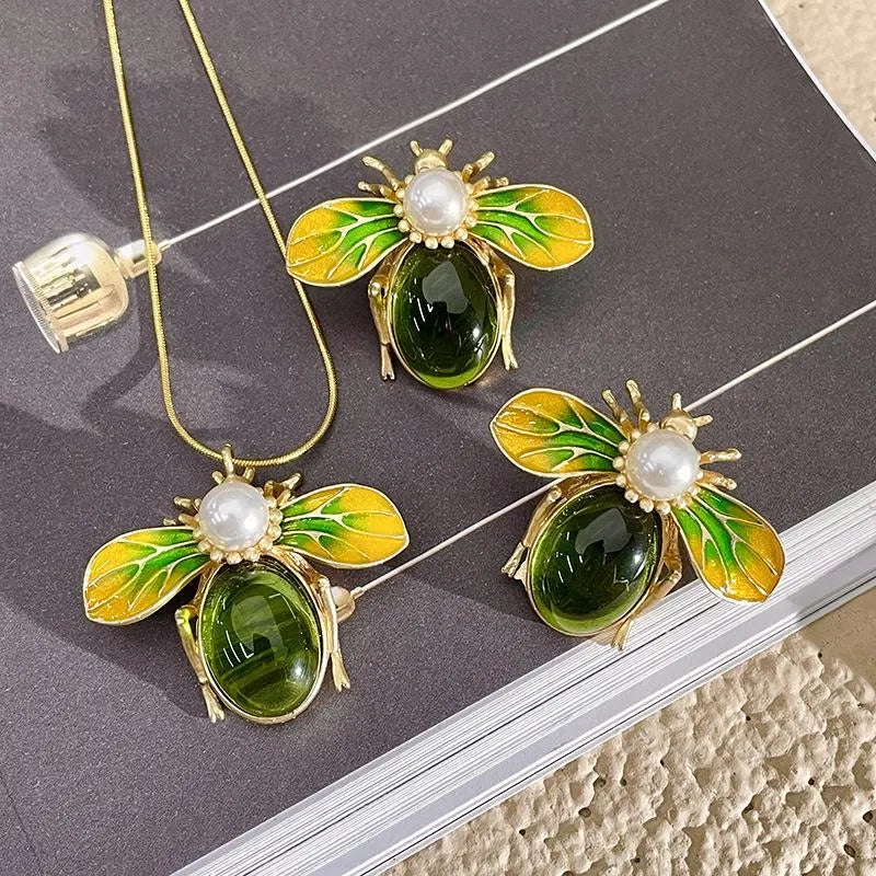 Set vintage di collana e orecchini con ape e perle verdi: gioielli realizzati a mano con perline.
