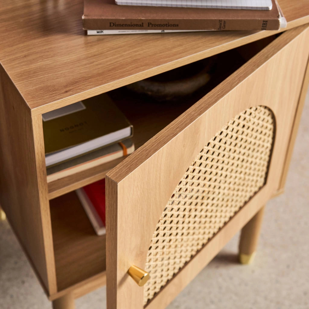 Set 2 comodini in legno con ante in cannage, marrone naturale