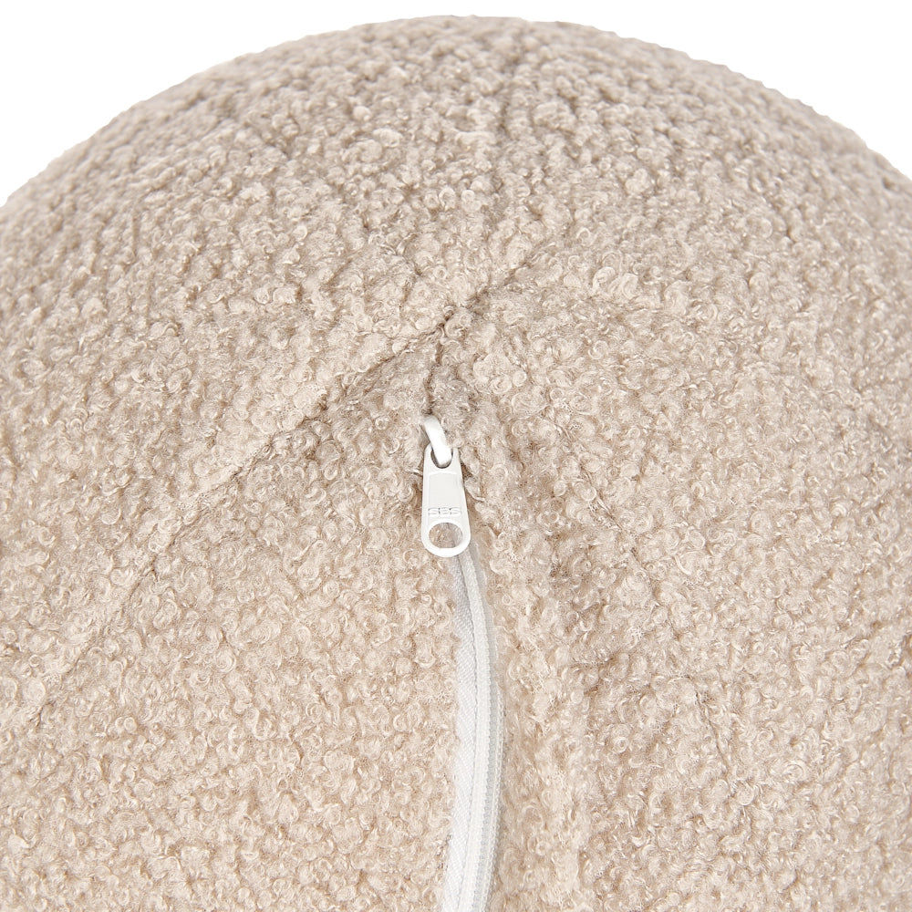 Poltrona in tessuto bouclè beige bianco con cuscino rotondo stile glamour retrò soggiorno