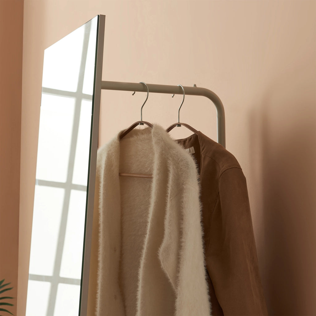 Specchio da Terra Saden con Appendiabiti e Vano Portaoggetti 165 x 40 x 51 cm - Avena Oatmeal [en.casa]