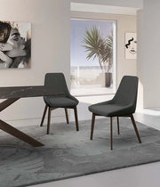 Sedia Vera da pranzo con seduta e schienale in tessuto grigio scuro e struttura in legno massello di noce - Design classico contemporaneo