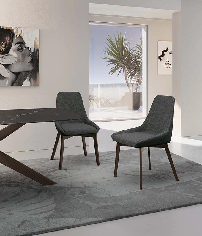 Sedia Vera da pranzo con seduta e schienale in tessuto grigio scuro e struttura in legno massello di noce - Design classico contemporaneo
