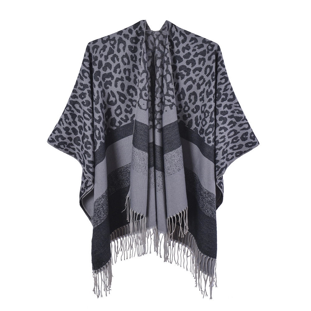 Sciarpa/stola invernale da donna, elegante mantello in cashmere con stampa leopardata e nappe, con spacco.