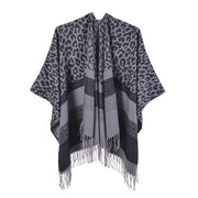 Sciarpa/stola invernale da donna, elegante mantello in cashmere con stampa leopardata e nappe, con spacco.