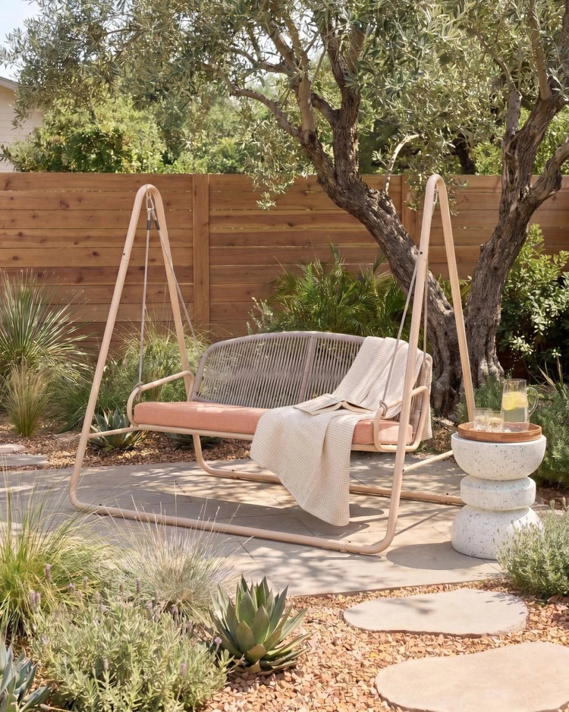 Dondolo da giardino con struttura in acciaio marrone, cuscini in tessuto olefinico e schienale in corda intrecciata, a due posti, in stile mediterraneo