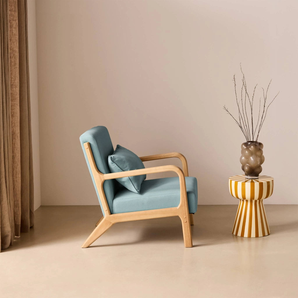 Poltrona scandinava in legno e tessuto con braccioli, blu