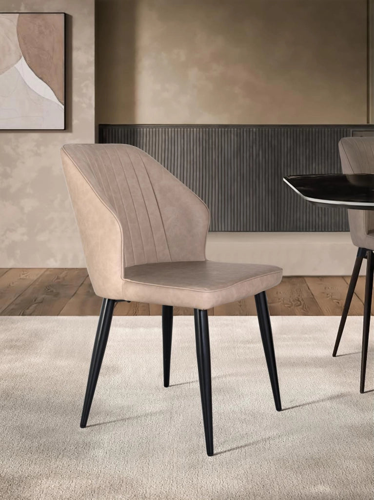 Set di due sedie rivestite in grigio e gambe in acciaio