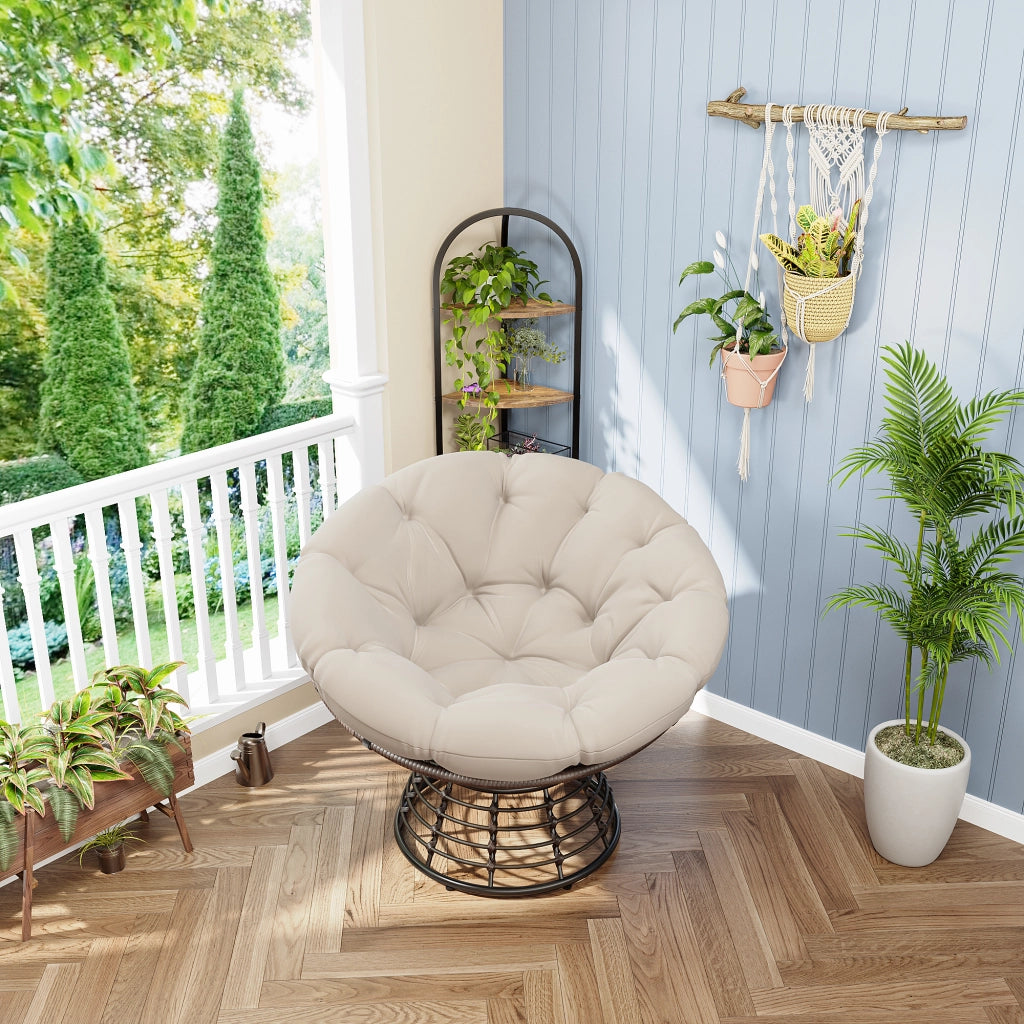 Poltrona girevole a 360° in rattan PE con cuscino beige e struttura in acciaio marrone per salotto e camera 92 × 67 cm