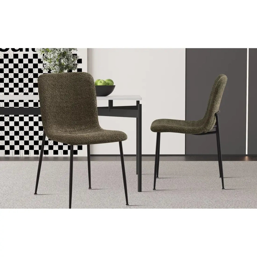 Sedia ALICE – Tessuto bouclé verde e gambe metallo nero – H82 × L42 × P57 cm