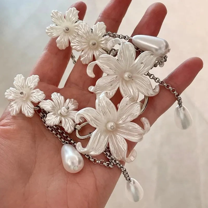 Collana con nappina a forma di fiore bianco: gioiello fatto a mano con perle