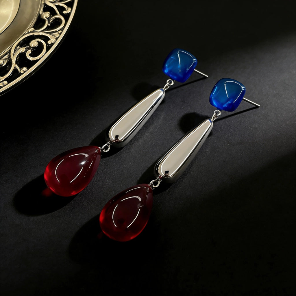 Orecchini a lobo lunghi a goccia con blocchi di colore blu e rosso, dal design elegante, unici e sofisticati, perfetti per le carnagioni chiare.