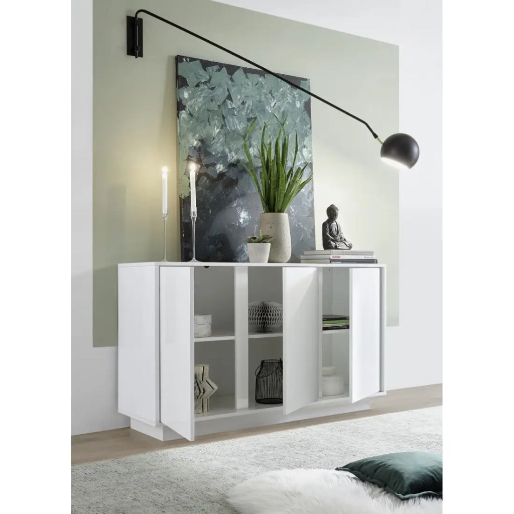 Buffet 3 ante, collezione CREAM, colore bianco lucido, ideale per un soggiorno o una sala da pranzo design.