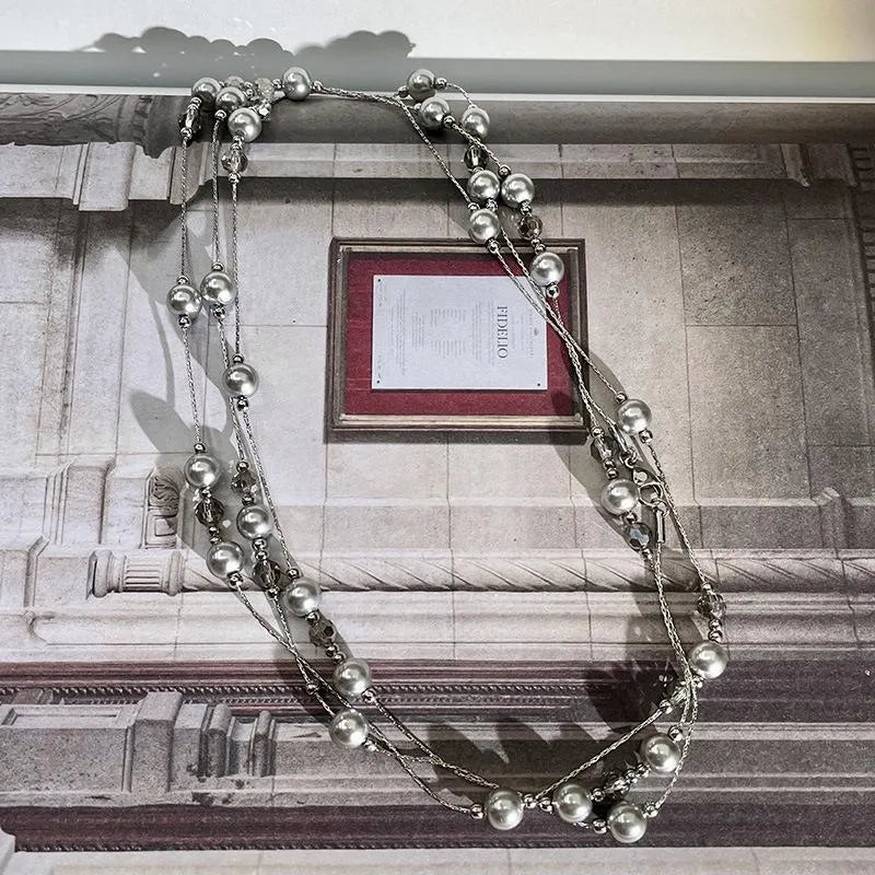 Collana lunga fatta a mano con perle grigie e gypsophila, regalo di Natale o compleanno.