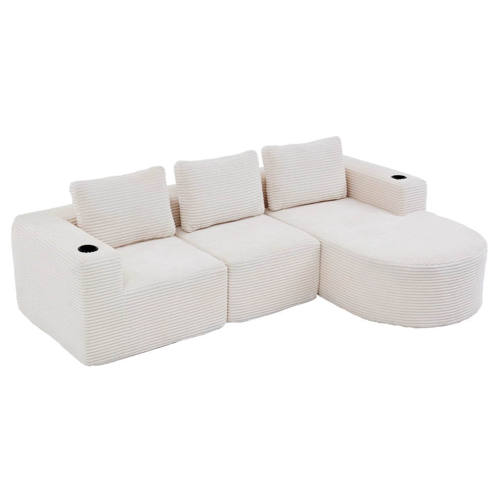 Divano beige in poliestere imbottito con 3 cuscini e 2 portabicchieri