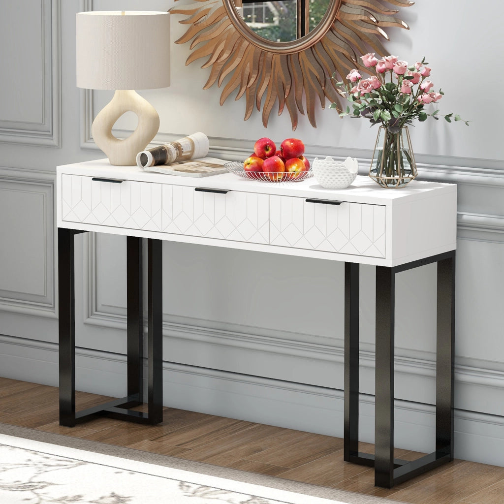 Consolle con cassetti, struttura in MDF, finitura bianca con motivi geometrici e telaio dorato per ingresso