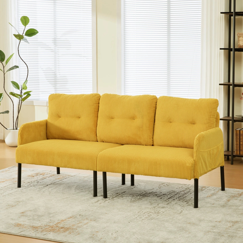 Divano a tre posti in velluto a coste con schienale ergonomico e tasca laterale, struttura in metallo giallo