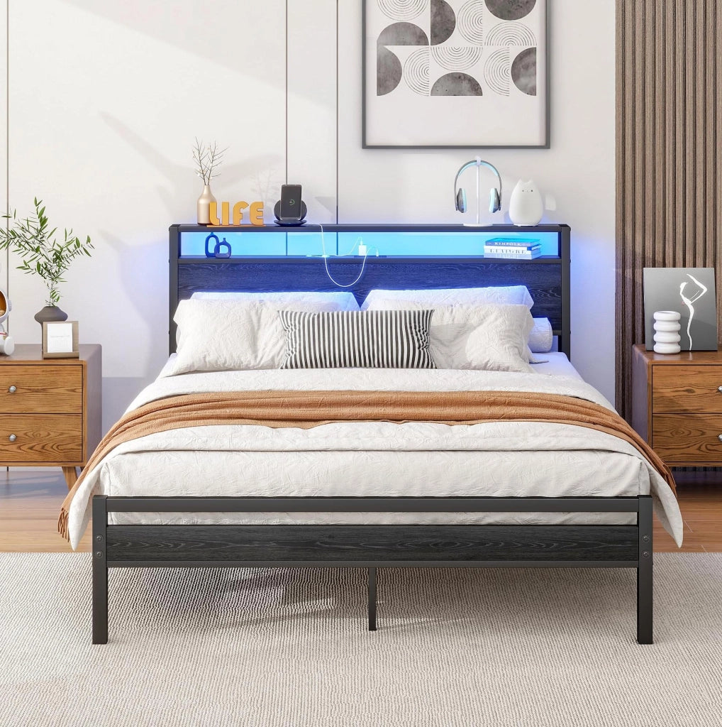 Letto ULEVR 140x200 cm in metallo e MDF nero con testiera a 2 ripiani, USB e presa integrata