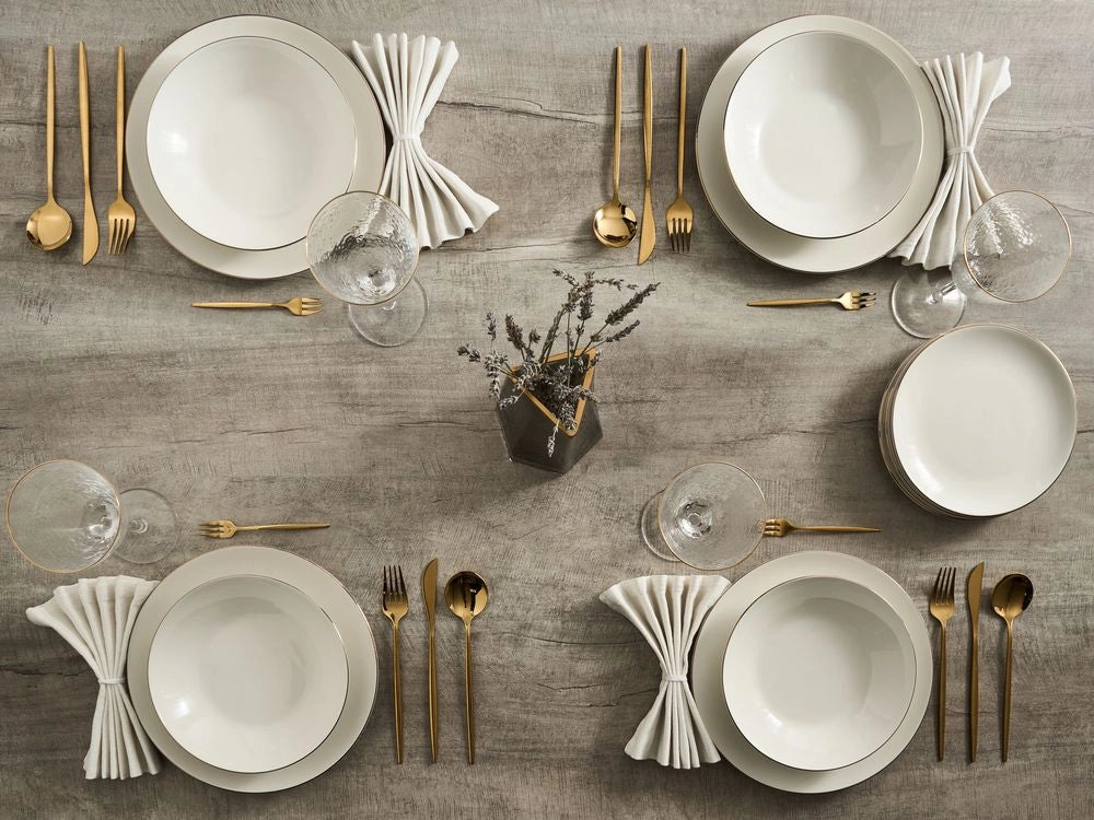 Set da 12 pezzi di servizio da tavola in porcellana bianco sporco con bordi decorati in oro e finitura smaltata trasparente – Per cucina e sala da pranzo