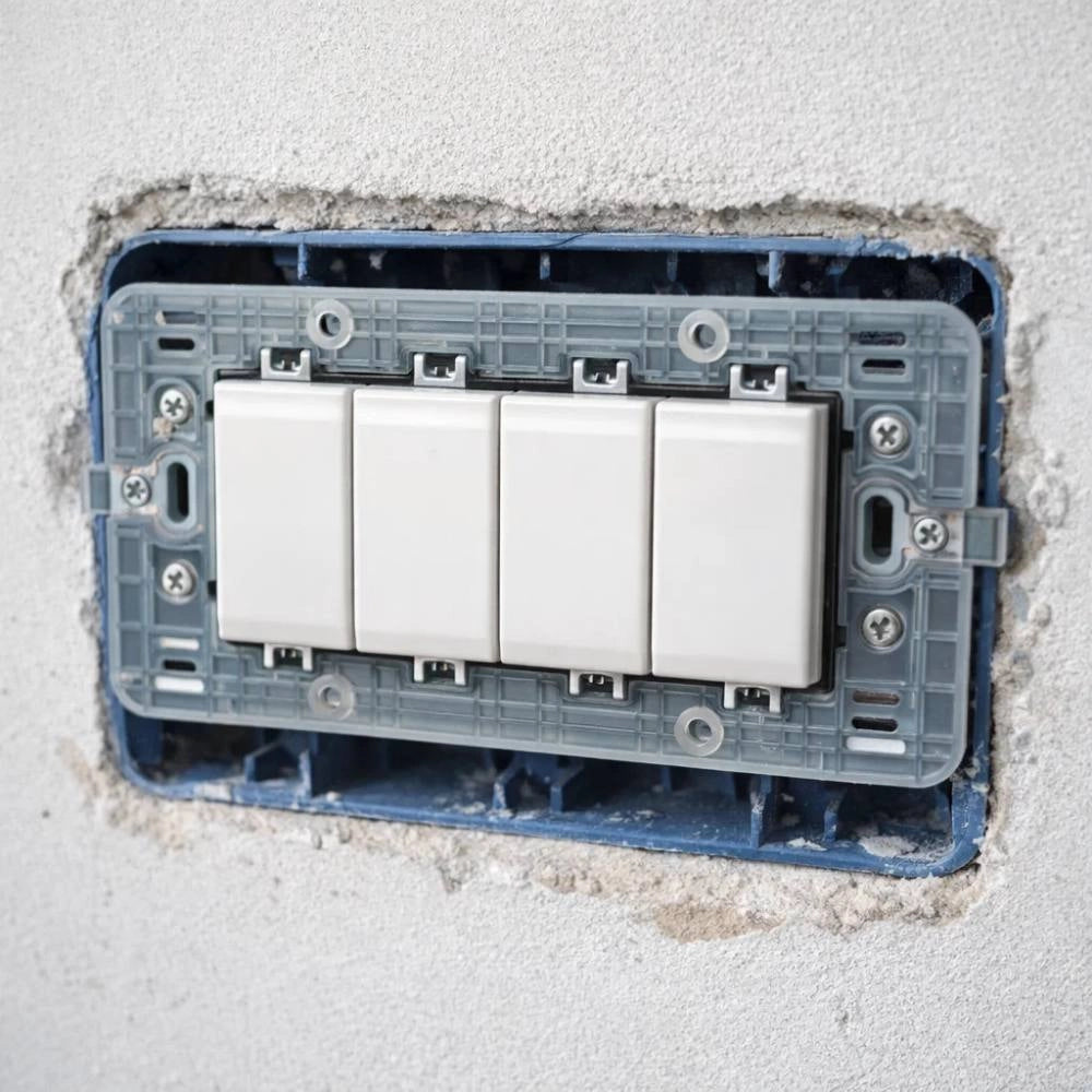 Biesse supporto per placche compatibili con bticino matix diverse modulazioni *** numero posti 4 posti, confezione 1