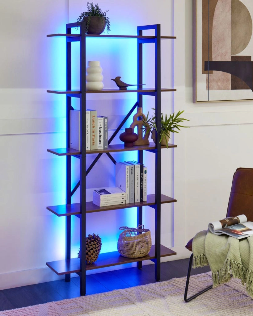 Libreria industriale con luci LED a 5 livelli con schienale aperto in legno scuro e struttura in metallo nero stile moderno industriale