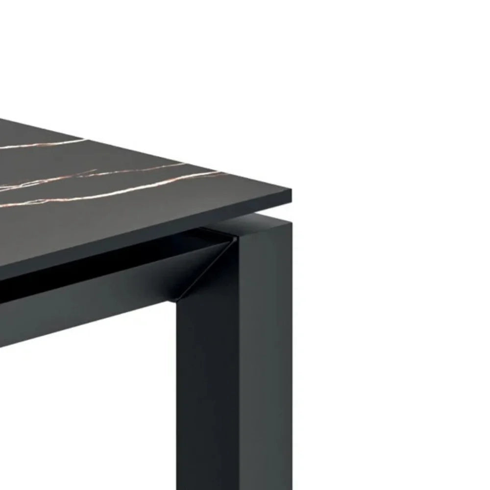 Tavolo da pranzo allungabile in ceramica effetto marmo portoro Linear 140-220x90 cm fino a 10 posti | Duzzle