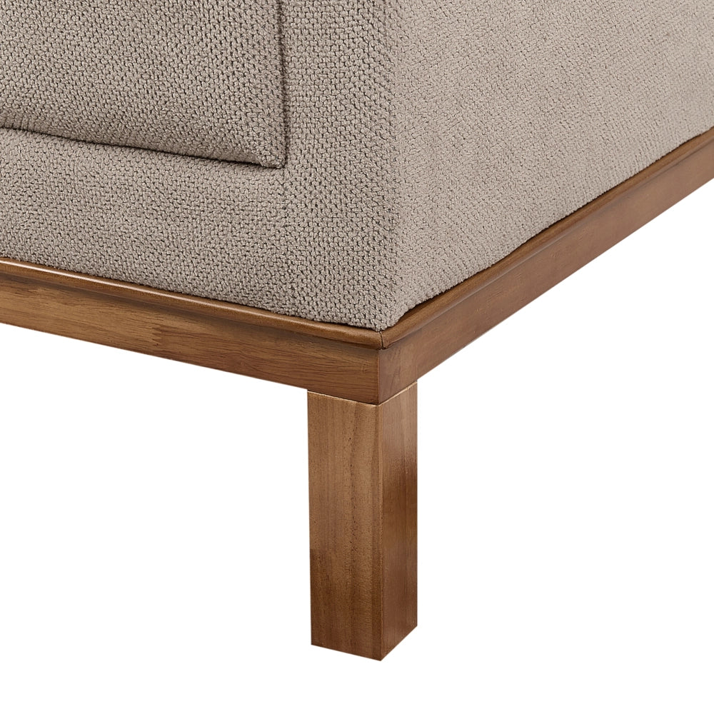 Divano moderno in tessuto tortora 4 posti con gambe in legno stile moderno