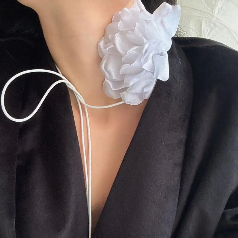 Collana girocollo con fiori e perline, realizzata a mano: stile vintage bianco e nero