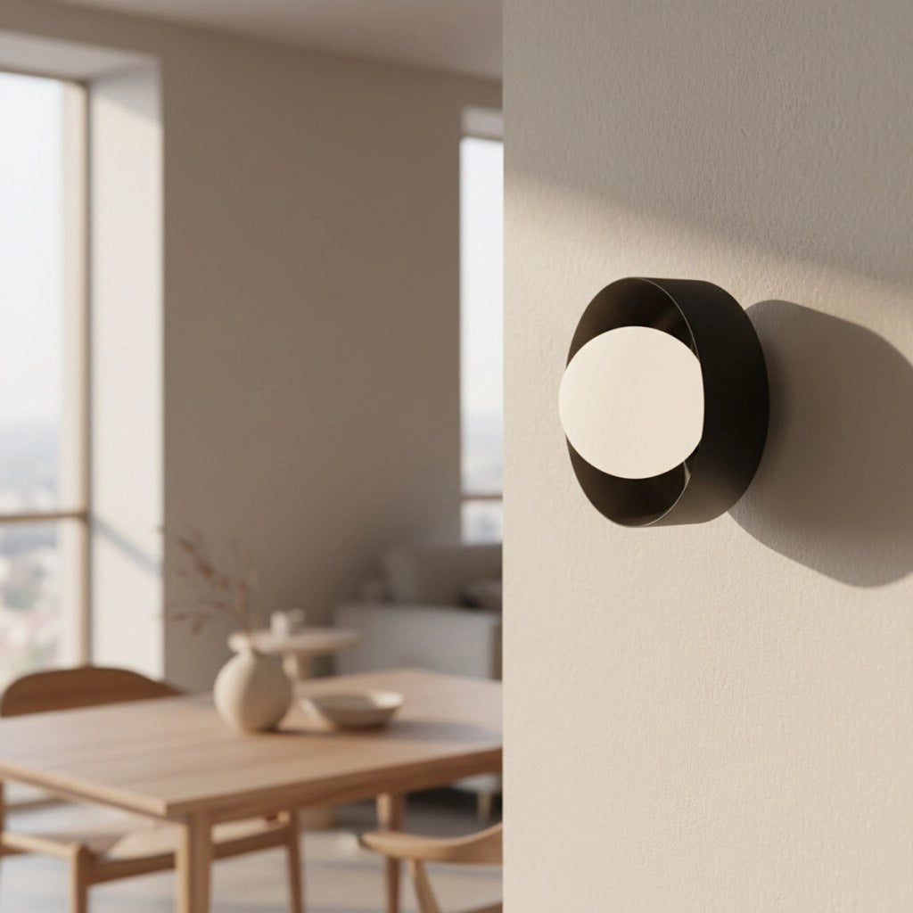 Lampada a parete Lulu in acciaio nero con diffusore sferico