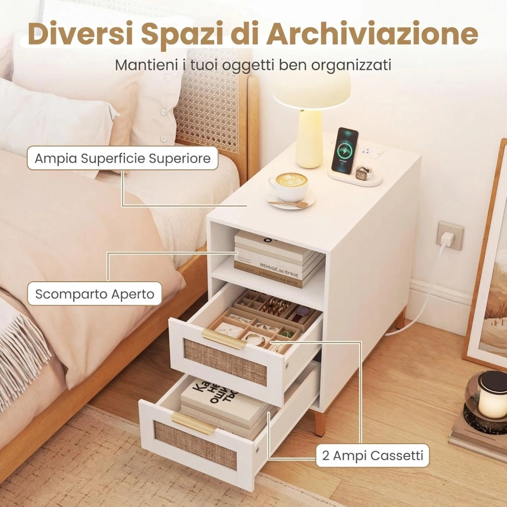 Comodino con Stazione di Ricarica Integrata, Tavolino da Notte Stile Boho in Rattan, 2 Cassetti & Ripiano Aperto, Piedini in Metallo Robusti, Mobiletto per Camera da Letto (Bianco,1)
