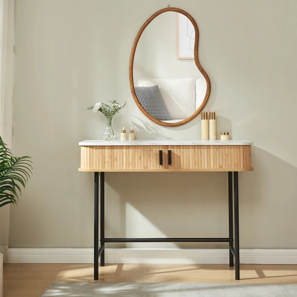 Tavolo Consolle Tvedestrand con Scomparti Chiusi in Bambù - Effetto Marmo Bianco / Colore Legno [en.casa]
