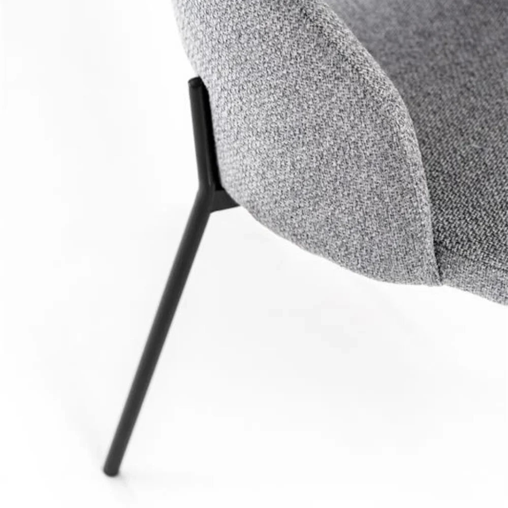 Set di 2 sedie da pranzo imbottite in tessuto grigio chiaro Siena con struttura in metallo facili da pulire | Duzzle
