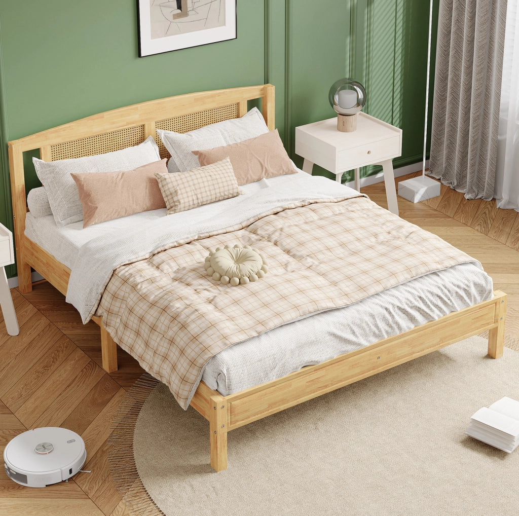 Letto matrimoniale 160x200 cm con 15 doghe e piedini centrali; legno di pino e PE-Rattan naturale