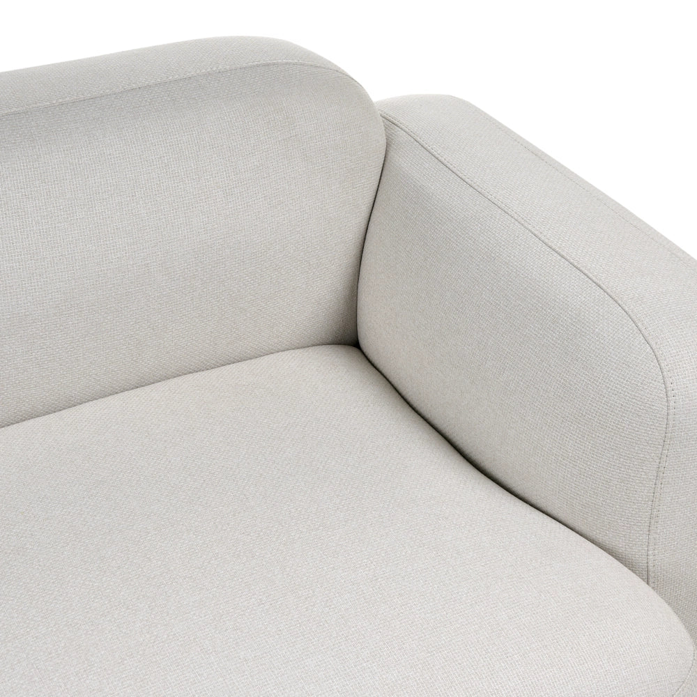 Divano a 3 posti in tessuto beige chiaro con schienale imbottito e gambe in legno anteriori con tappi Soggiorno scandinavo