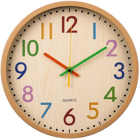 Orologio per bambini 12 pollici senza suono con lettere colorate stile moderno con finitura in legno e movimento a molla quartz.